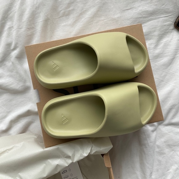 Adidas Yeezy Slides Resin - Picture 3 of 6